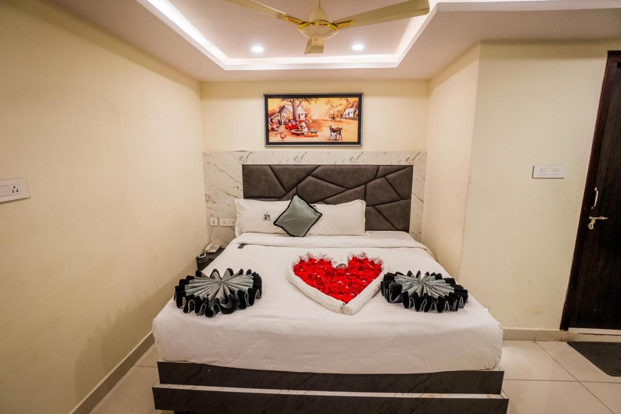 Hotel Parameshwara Luxury Awaits Vijayawāda Esterno foto